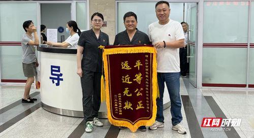 成人礼送锦旗完整视频,见证青春蜕变与感恩之情